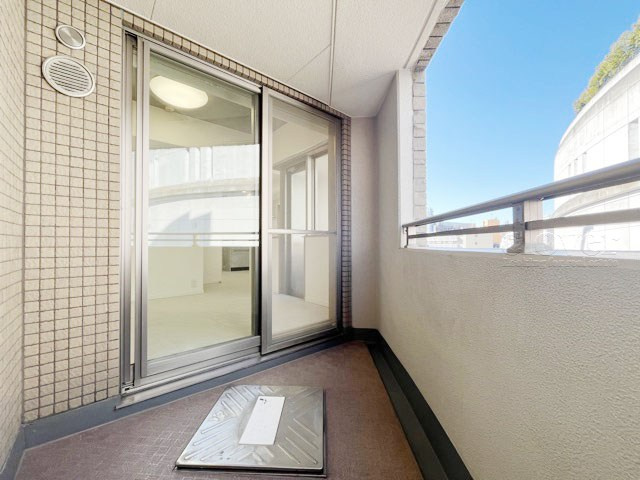 【バルコニー】 | クオリア目黒大橋ウエスト | バルコニーの様子。ここからの眺めが、日々のストレスを発散してくれることでしょう。ちなみにバルコニーは専有部分ではなく「共用部分」の扱いです。～即日のご見学可能～　お問合せはお気軽にどうぞ。