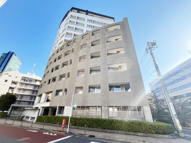 【現況写真】 | クオリア目黒大橋ウエスト | 外観と前面道路の様子。～即日のご見学可能～　お問合せはお気軽にどうぞ。
