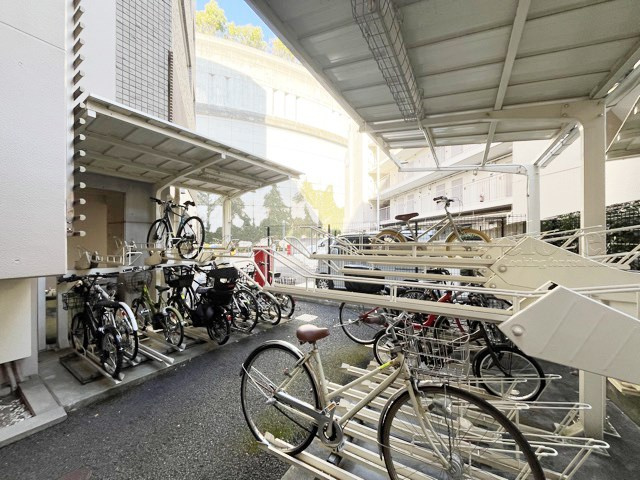 【駐輪場】 | クオリア目黒大橋ウエスト | 自転車置き場。マンションの共用部にあたります。空きの有無や駐輪料金、各戸の台数制限などについては、改めてお問い合わせください。～即日のご見学可能～　お問合せはお気軽にどうぞ。
