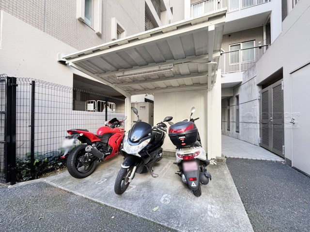 【駐車場】 | クオリア目黒大橋ウエスト | バイク置き場。空き区画の有無や駐輪料金、サイズおよび排気量規定などについては、改めてお問い合わせください。～即日のご見学可能～　お問合せはお気軽にどうぞ。
