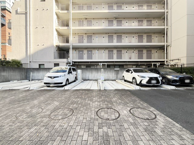 【駐車場】 | クオリア目黒大橋ウエスト | マンションの駐車場スペース。空きの有無や駐車料金、サイズ規定などについては、改めてお問い合わせください。～即日のご見学可能～　お問合せはお気軽にどうぞ。
