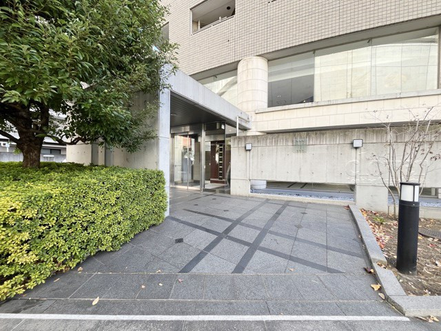 【エントランス】 | クオリア目黒大橋ウエスト | オートロックを備えた、マンションのエントランス。やはりセキュリティの観点は欠かすことができません。皆様を“安全”に送り出し、出迎えてくれます。～即日のご見学可能～　お問合せはお気軽にどうぞ。