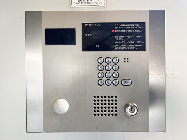 【防犯設備】 | クオリア目黒大橋ウエスト | 部外者の出入りを規制するオートロックの操作盤。「マンションに欲しいセキュリティ」の筆頭格です。これがあるだけで、安心感はひときわ増します。～即日のご見学可能～　お問合せはお気軽にどうぞ。
