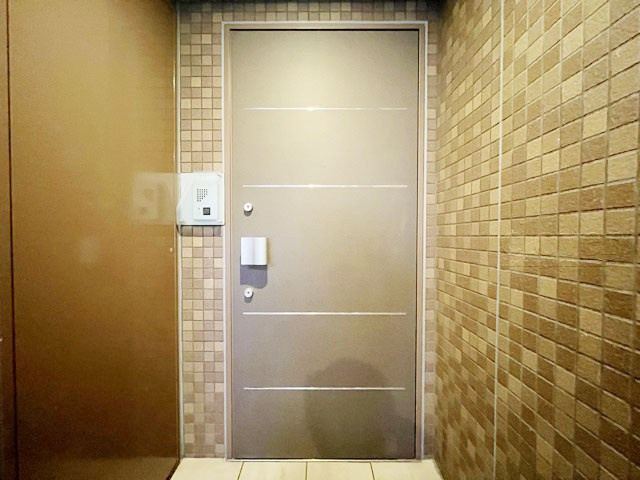 【その他共用部分】 | クオリア目黒大橋ウエスト | ダブルロック式の玄関ドアが皆様をお出迎え。お部屋のセキュリティの観点からも、うれしい設備ですね。玄関の色もシックで良い感じです。～即日のご見学可能～　お問合せはお気軽にどうぞ。