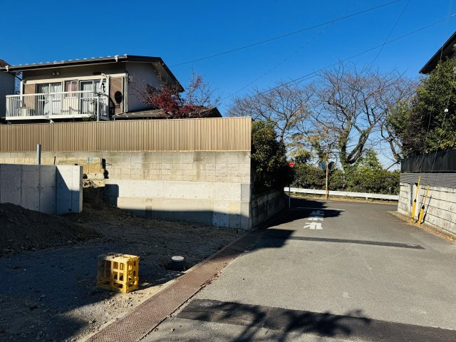 八王子市　丸山町　建築条件付き売地　の前面道路含む現地写真|～東側6ｍ公道に面しています～