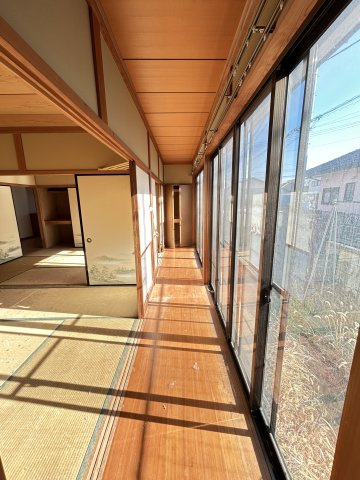 下野市石橋　中古戸建のその他|〇縁側〇
縁側のあるお家♪南面全体が大きな窓になっているため陽当たり良好になっております（＾＾）
2025年12月撮影