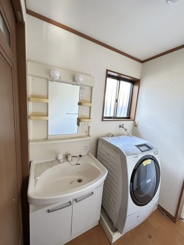 下野市石橋　中古戸建の独立洗面台|〇洗面化粧台〇
明るい洗面脱衣室♪小窓があるので、換気もしっかりできます（＾＾）
2025年12月撮影