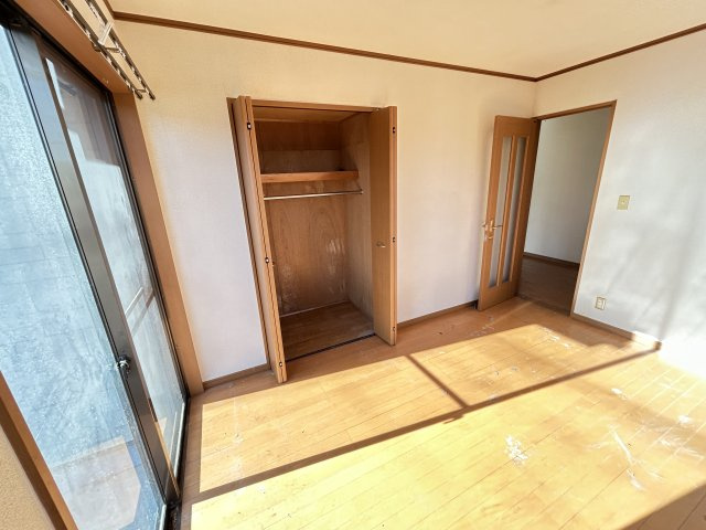 下野市石橋　中古戸建の洋室|〇洋室〇
大きな窓から光が差し込みます♪
2025年12月撮影
