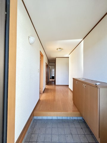 下野市石橋　中古戸建の玄関|〇玄関〇
木目調の温かみのある玄関♪灯りがついているので夜でも安心です♪
2025年12月撮影