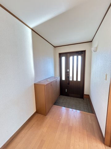 下野市石橋　中古戸建の玄関|〇玄関〇
玄関収納には小物を置いてインテリアを楽しむことができます（＾＾）
2025年12月撮影