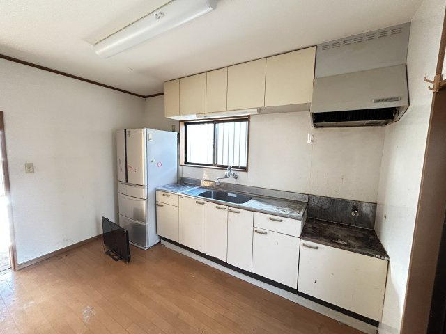 下野市石橋　中古戸建の居間・リビング|落ち着きのある木目調の床、収納豊富なキッチン♪
2025年12月撮影