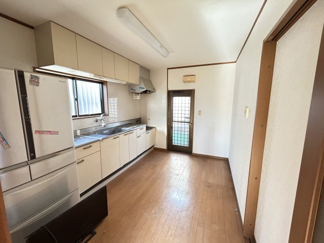 下野市石橋　中古戸建のキッチン|〇キッチン〇
明るいキッチン♪勝手口があるので、買い物帰りやゴミ出しの際に便利です（＾＾）
2025年12月撮影