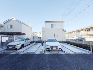 【駐車場】 | マンションの駐車場スペース。空きの有無や駐車料金、サイズ規定などについては、改めてお問い合わせください。～即日のご見学可能～　お問合せはお気軽にどうぞ。