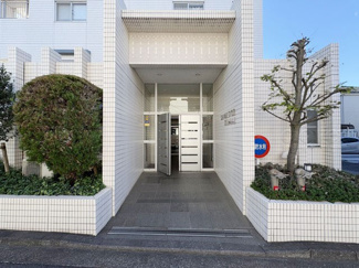 【エントランス】 | オートロックを備えた、マンションのエントランス。やはりセキュリティの観点は欠かすことができません。皆様を“安全”に送り出し、出迎えてくれます。～即日のご見学可能～　お問合せはお気軽にどうぞ。