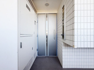 【その他共用部分】 | 皆様をお迎えする、お部屋の玄関ドア。開けやすさや開放角度、ドアノブの操作しやすさや鍵の形状などを、現地で一度ご確認ください。～即日のご見学可能～　お問合せはお気軽にどうぞ。