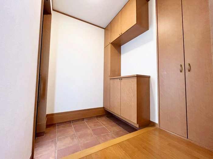 草加市中根3丁目　中古戸建の玄関