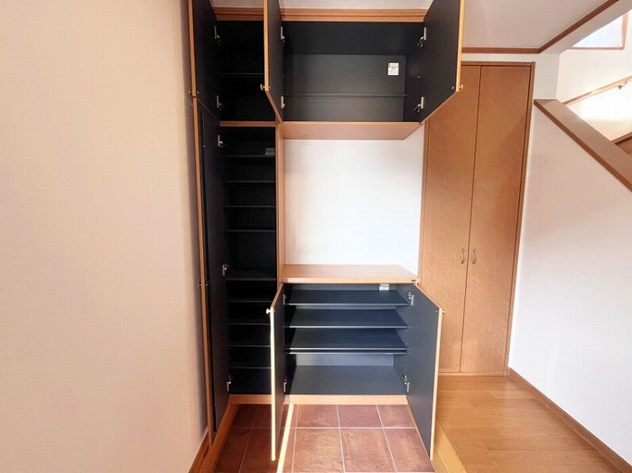 草加市中根3丁目　中古戸建の玄関|収納