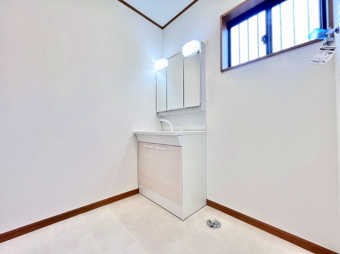 草加市中根3丁目　中古戸建の独立洗面台