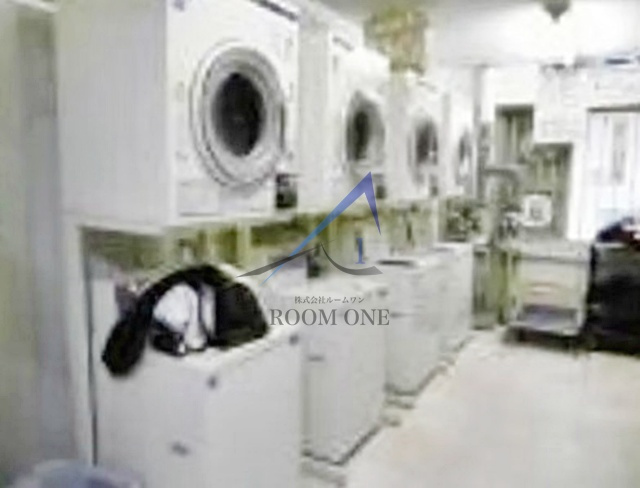 六本木ユニハウスのその他共用部分|共用洗濯機です。