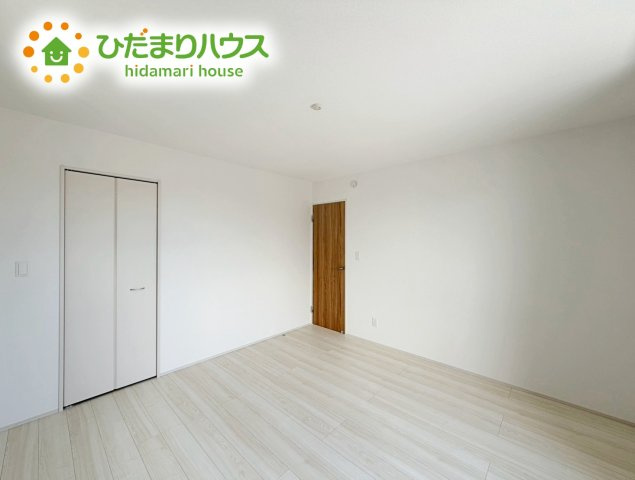 いわき市平下平窪6期　新築戸建　3号棟の寝室|バルコニーに面していて、たっぷり光りの入る明るい主寝室です！