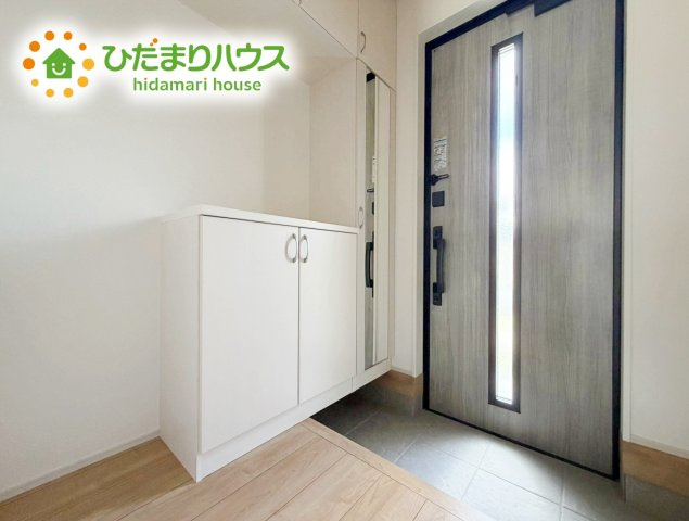 いわき市平下平窪6期　新築戸建　2号棟の玄関|スニーカーマニアも納得の天井まであるシューズボックス!(^^)!