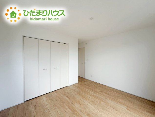 いわき市平下平窪6期　新築戸建　2号棟の寝室|バルコニーに面していて、たっぷり光りの入る明るい主寝室です！