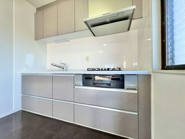 ケントパレス浜松のキッチン|キッチンに立ちながらご家族とのコミュニケーションが取れる！ご家族との距離が近くに感じられそうですね！
