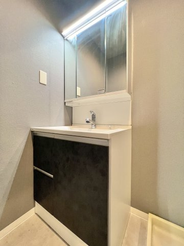 ケントパレス浜松の独立洗面台|清潔感のある洗面台！手元を明るく照らしてくれる照明が嬉しいですね！
