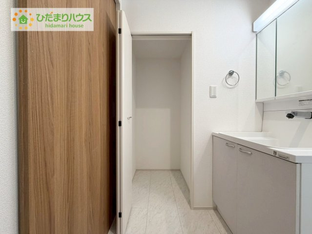 いわき市郷ケ丘4期　新築戸建　2号棟の収納|ゆったりとした洗面所には物入れを完備！タオルや洗剤をしまえます(^^)/