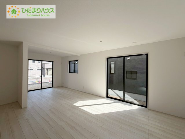 いわき市郷ケ丘4期　新築戸建　2号棟の居間・リビング|リビング大きな窓からは、暖かな日の光が降り注ぎます・・・