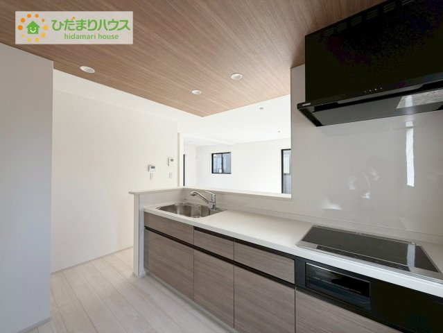 いわき市郷ケ丘4期　新築戸建　2号棟のキッチン|カウンターは少し高くなってますので、手元が隠れて来客からは見えにくくなってます♪