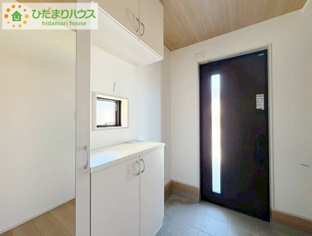 いわき市郷ケ丘4期　新築戸建　4号棟の玄関|三面鏡の大きな鏡は憧れます(^^♪ 鏡の後ろは収納となっていて、細かいものでも収納できるのでスッキリと整理できます！