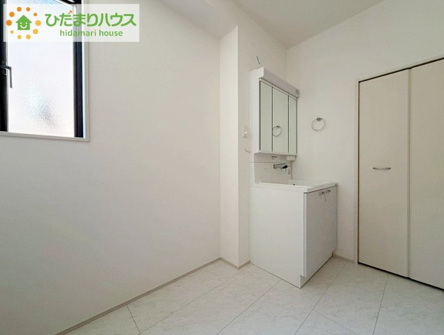 いわき市郷ケ丘4期　新築戸建　4号棟の洗面所|三面鏡の大きな鏡は憧れます(^^♪ 鏡の後ろは収納となっていて、細かいものでも収納できるのでスッキリと整理できます！
