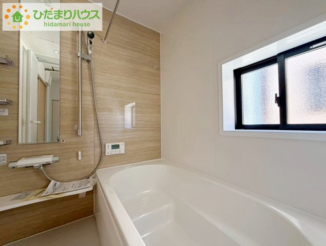 いわき市郷ケ丘4期　新築戸建　4号棟の浴室|浴室には窓があり、換気が良好です。リラックスできるバスタイムを楽しむことができ、心地よい空間を提供します。