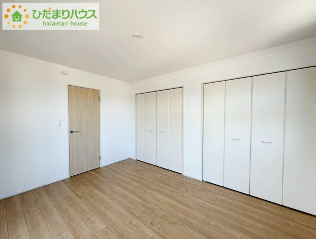 いわき市郷ケ丘4期　新築戸建　4号棟の寝室|バルコニーに面していて、たっぷり光りの入る明るい主寝室です！