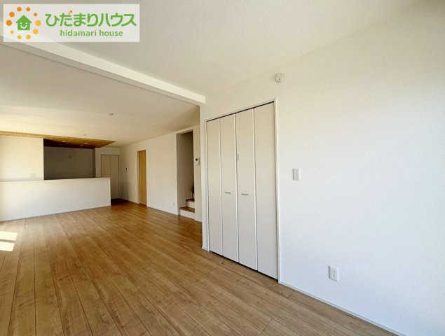いわき市郷ケ丘4期　新築戸建　4号棟の居間・リビング|ホワイトを基調としたLDKは、明るく上品な心地よさを演出してくれます。空間に広がりをもたらし、より一層広く感じさせてくれます。