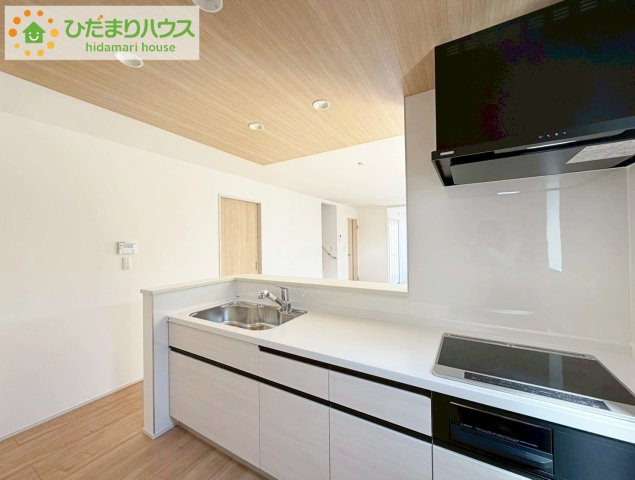 いわき市郷ケ丘4期　新築戸建　4号棟のキッチン|3口コンロが嬉しいシステムキッチン♪広いシンクや作業台でお料理が捗ります♪