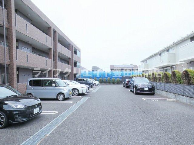 ロイヤルレジデンス壱番館の駐車場