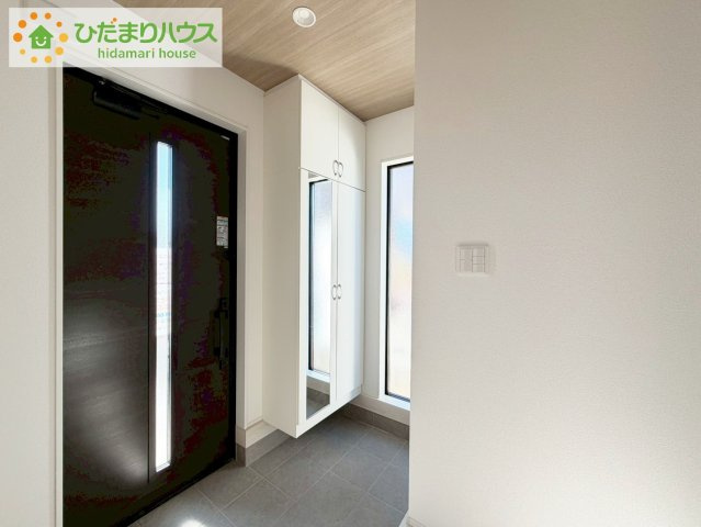いわき市内郷高坂町2期　新築戸建の玄関|玄関に採光を取り入れることで、自然光が心地よく差し込み、明るく開放的な空間に。住まいの第一印象をより魅力的に演出します☆彡