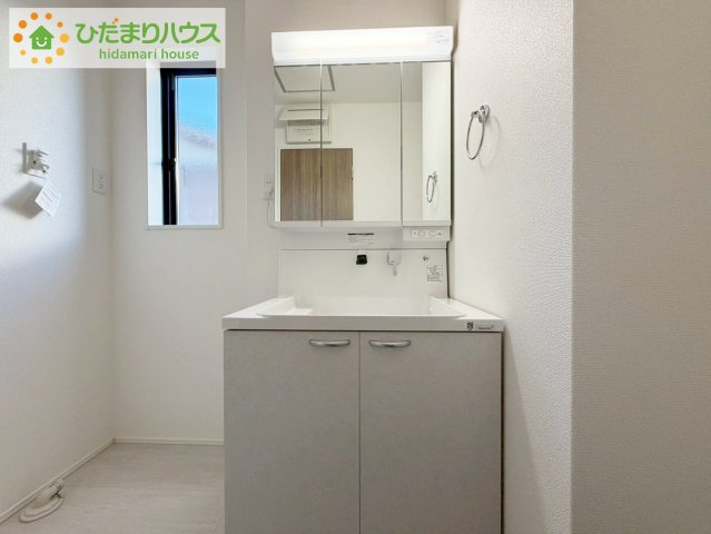 いわき市内郷高坂町2期　新築戸建の独立洗面台|洗面所のリネン庫はタオルや肌着類などの収納に便利です！！