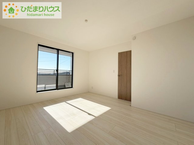 いわき市内郷高坂町2期　新築戸建の寝室|バルコニーに面していて、たっぷり光りの入る明るい主寝室です！
