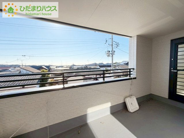 いわき市内郷高坂町2期　新築戸建のバルコニー|2部屋から出入りできるバルコニーで、お洗濯物の干し分けもできちゃいますね(^^♪