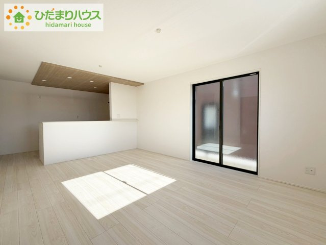 いわき市内郷高坂町2期　新築戸建の居間・リビング|リビングの大きい窓からの光が入って開放的なレイアウト。明るい色の床なのでどんな家具にもマッチします☆彡