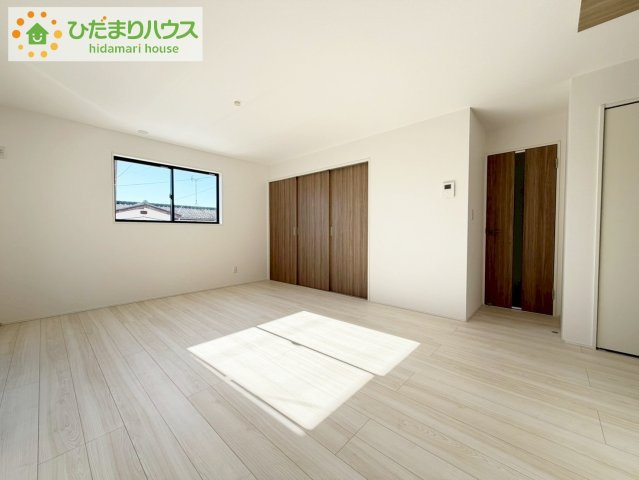 いわき市内郷高坂町2期　新築戸建の居間・リビング|南に面した大きな窓から差し込む光で日中は電気いらず♪