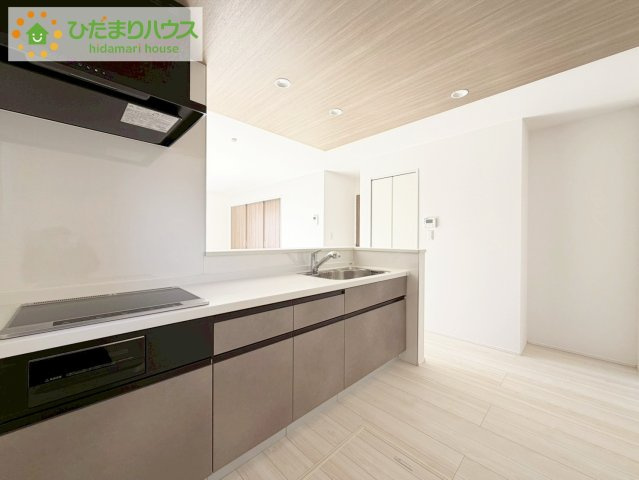 いわき市内郷高坂町2期　新築戸建のキッチン|カウンターは少し高くなってますので、手元が隠れて来客からは見えにくくなってます♪