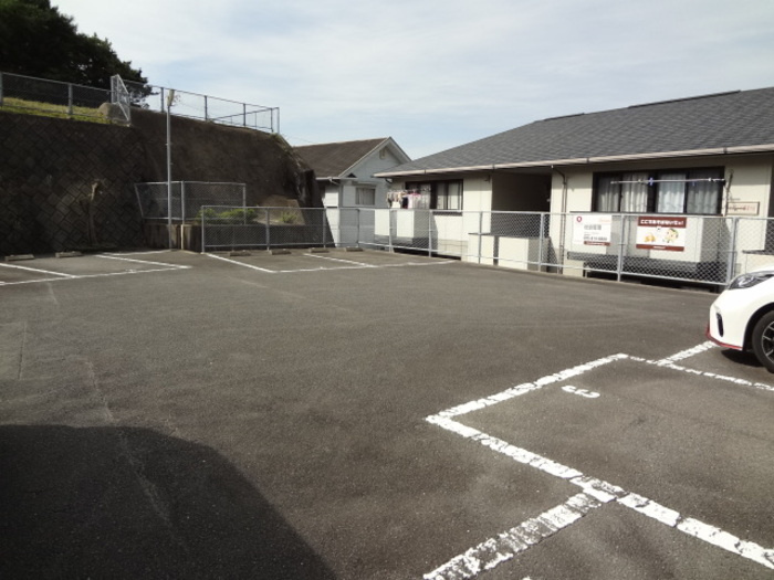 セジュール鳴見ヶ丘の駐車場