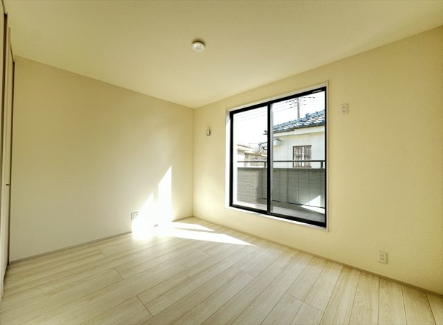 【洋室】 | 新座市野火止3丁目　新築一戸建住宅　全1棟　(志木本店) | 洋室6.7帖／バルコニーに面しているので開放感も良好です。