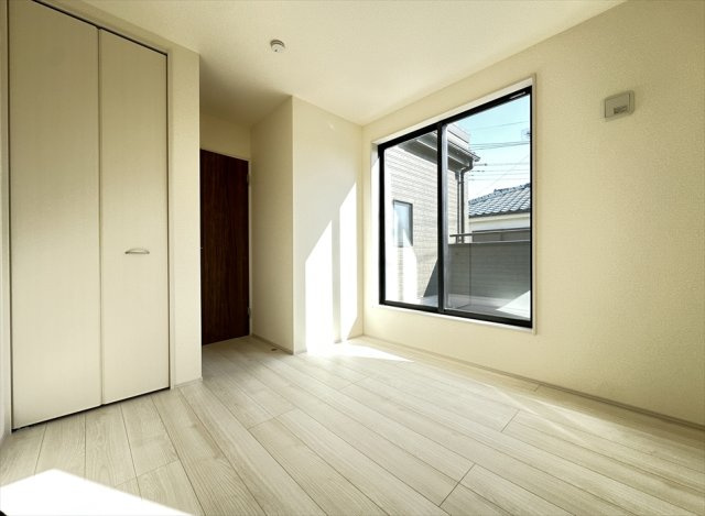 【洋室】 | 新座市野火止3丁目　新築一戸建住宅　全1棟　(志木本店) | 洋室5帖／ワイドバルコニーに面しているので採光・通風・開放感良好です。