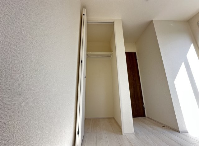 【収納】 | 新座市野火止3丁目　新築一戸建住宅　全1棟　(志木本店) | ハンガーパイプ付のクローゼット