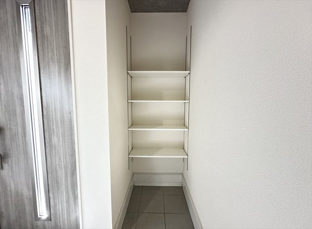 【玄関】 | 新座市野火止3丁目　新築一戸建住宅　全1棟　(志木本店) | アウトドア用品やスポーツ用品の保管にも便利な玄関可動棚。